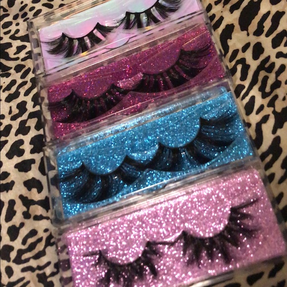 Quality lashes and lipgloss - Picture 3 of 8